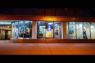 以塞尚为灵感的橱窗展览在618s. 密歇根大街.