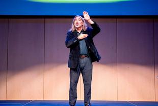 美国手语系主席彼得·库克在聋人意识日活动的舞台上